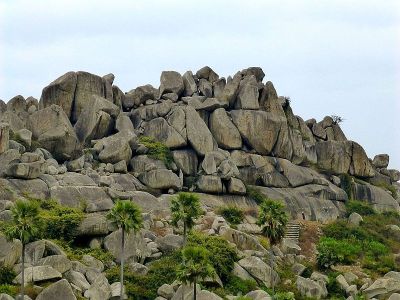 Barabar_Caves_-_Staircase_and_Cave_Entrance_(9224890955)